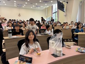 東海婦女會會長羅蕙蓮也特別為小朋友準備美味的手工冰淇淋。